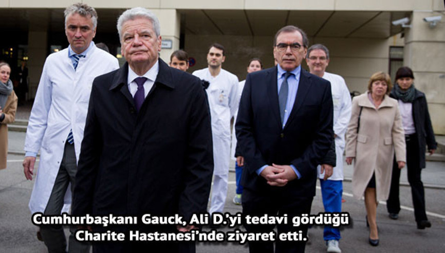 Yaralılara yardım ederken direk boynuna düştü