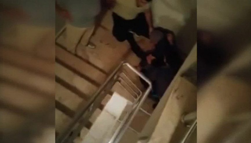 Ayakkabı hırsızları apartman sakinlerine yakalandı