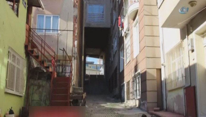 5 katlı binanın altından sokak geçiyor