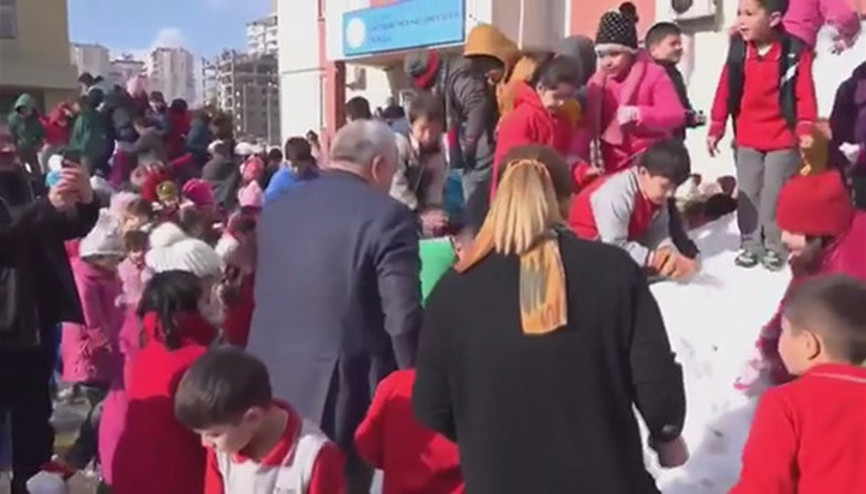 Torosların eteğinden öğrenciler için okula kar getirildi