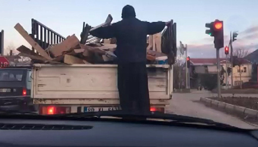 Kamyonet kasasında tehlikeli yolculuk