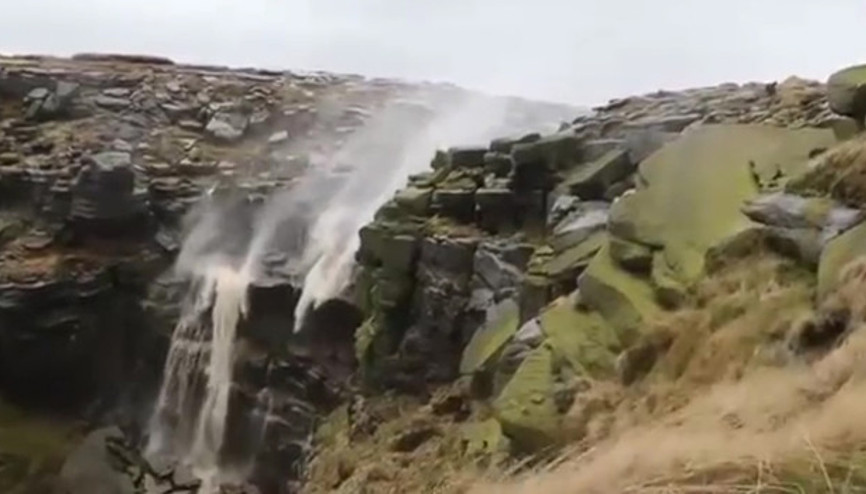 Mükemmel bir doğa olayı Ters yöne akan şelale