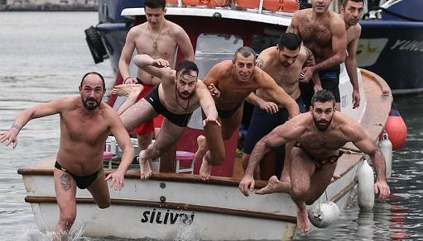 İstanbul Haliçte haç çıkarma töreni