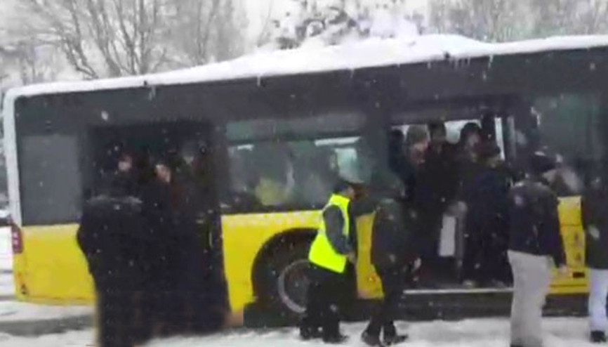 Otobüs yolda kaldı vatandaş türlü türlü yöntem denedi