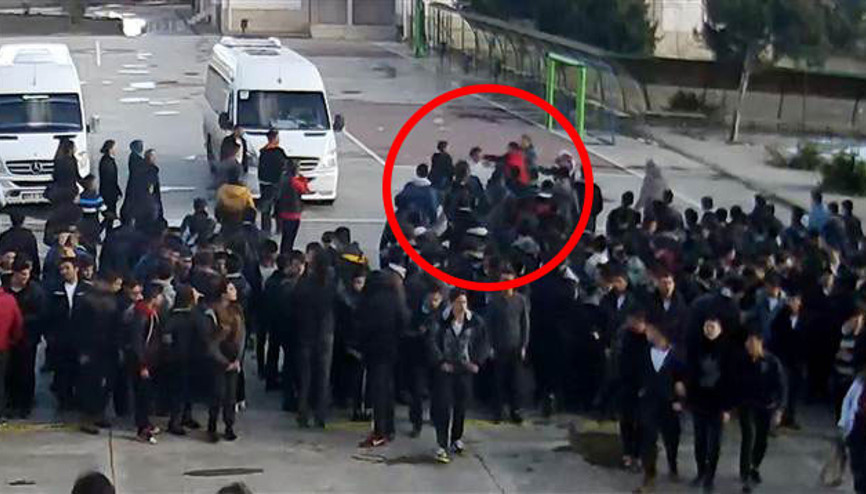 Bayrak töreninde, öğrenciler öğretmen ve müdür yardımcısına saldırdı