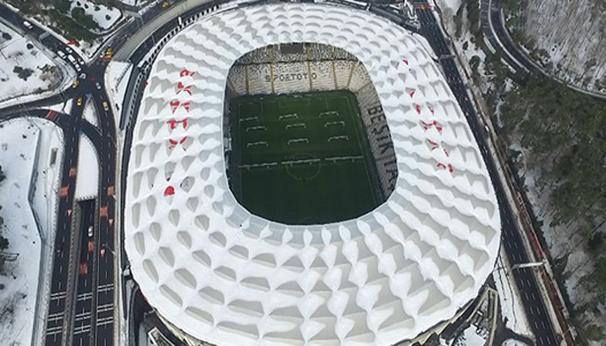 Vodafone Arena’nın çatısı karla doldu