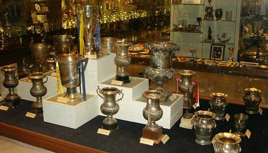 Trabzonspor taraftarı Fenerbahçenin kupasını çaldı