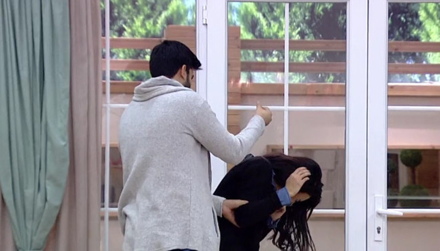 Adnan, Didemim omzunda yumurta kırdı