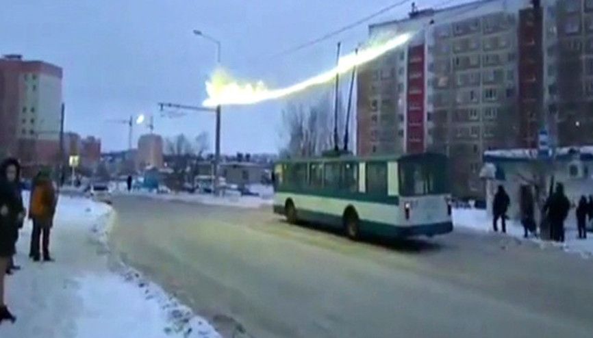 Elektrik telleri yandı, yolcular ölümden döndü