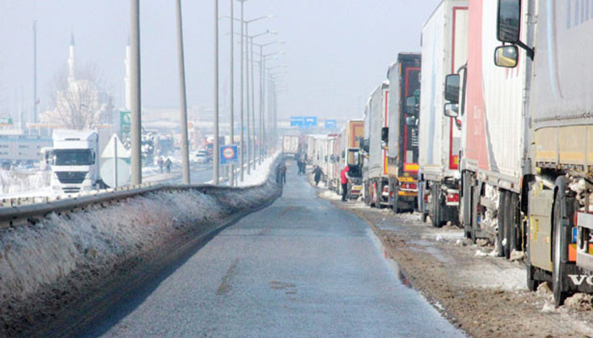 TIR’cıya geçiş ücreti rekabete zarar veriyor TIR’cıya geçiş ücreti rekabete zarar veriyor