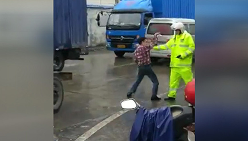 Trafik görevlisine Kung-fu figürleri sergileyen sürücü güldürdü