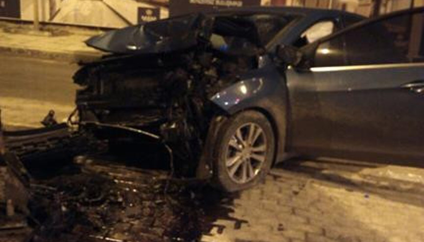 Tabelaya vurup araçta sıkıştı