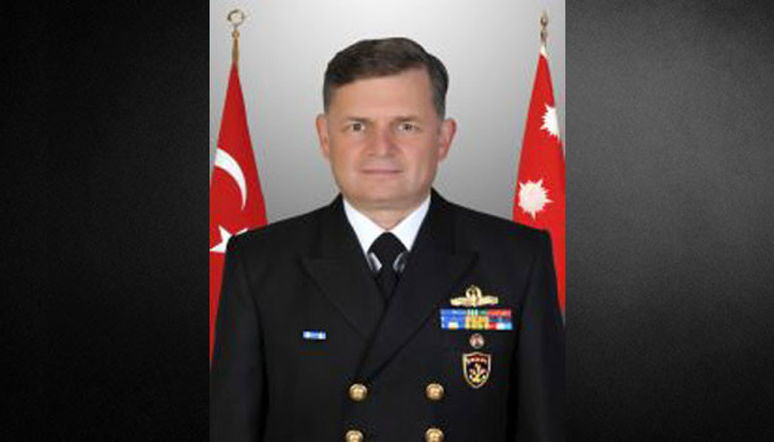 Tümamiral Mesut Özelin rütbesini söküp, ağzını bantlamışlar