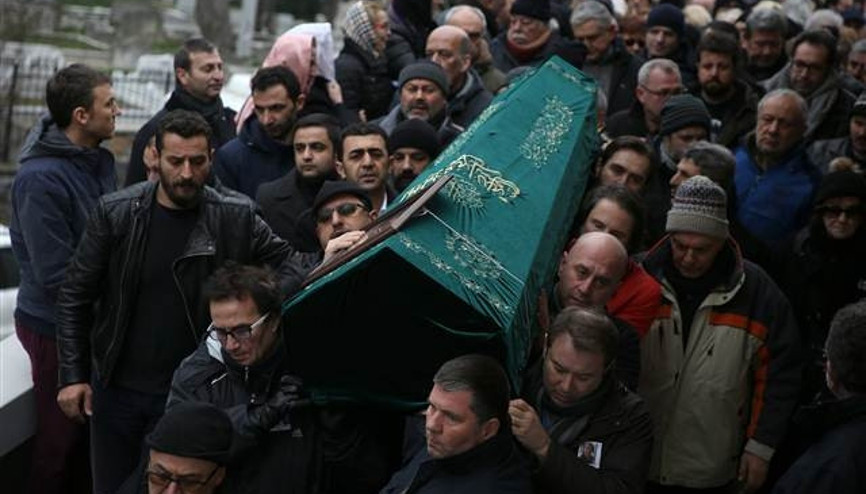 ÜNLÜ Tiyatro oyuncusu Ayberk Attila son yolculuğuna uğurlandı ÜNLÜ Tiyatro oyuncusu Ayberk Attila son yolculuğuna uğurlandı