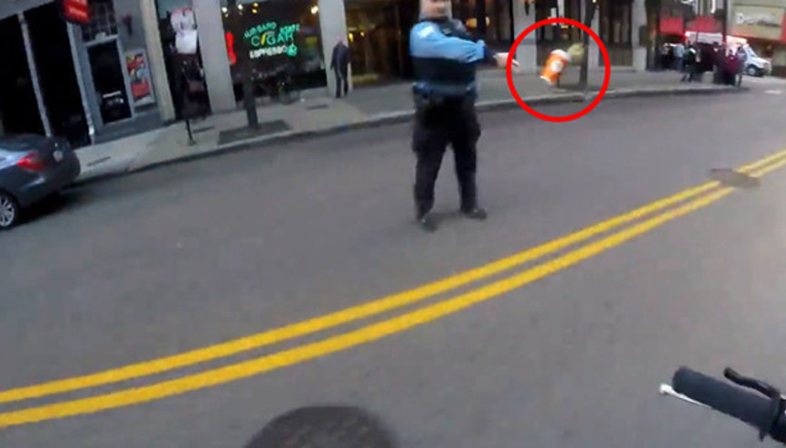 Motosikleti kahve bardağıyla vuran polis memuru