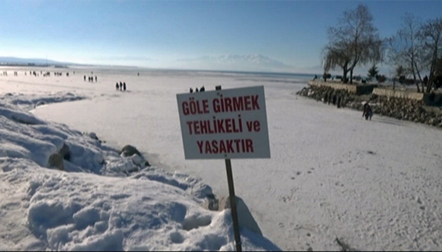 Beyşehir Gölünde tehlikeye aldırış etmeden yürüyüp, drift yaptılar