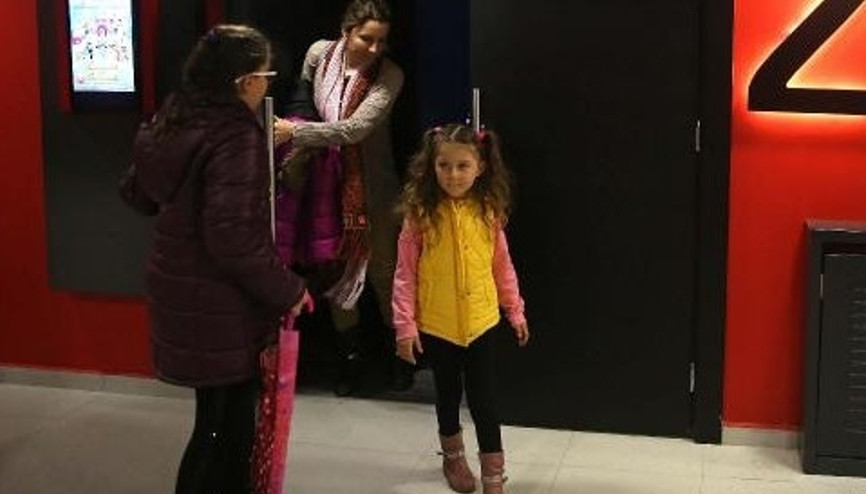Bucalı miniklerin sinema keyfi