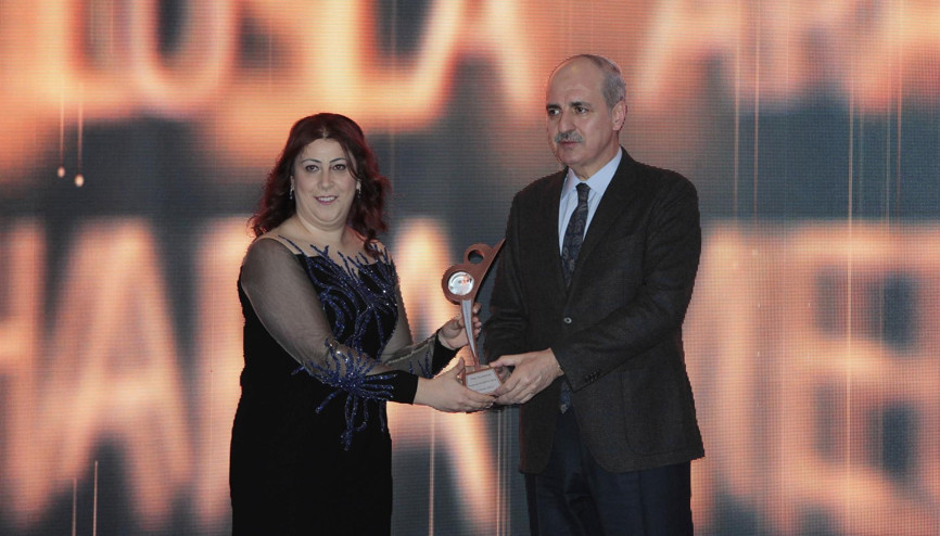 Ödül gecesinde siyah şıklığı