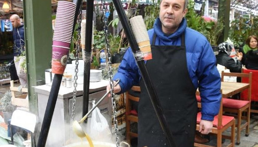 Kazanda pişiriyor, bardakla satıyor