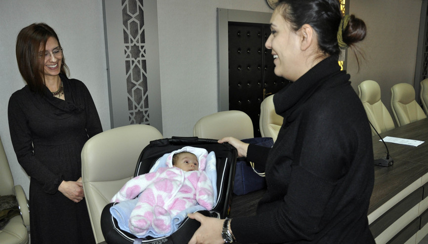 Anne sınava girdi, bebeğe akademisyen baktı