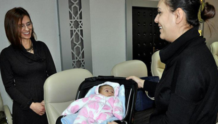 Sınava giren öğrencinin bebeğine akademisyen baktı