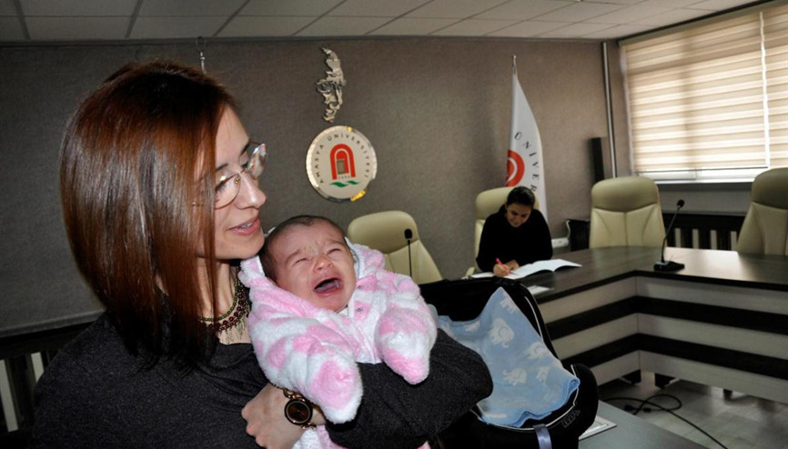 Anne sınava girdi, öğretmen bebek baktı