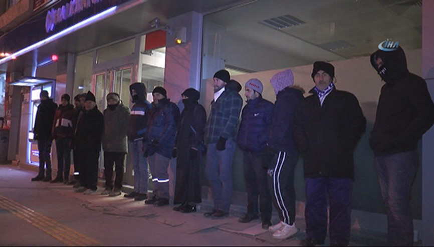 Bu kuyruk hayallerindeki evlerine kavuşmak için