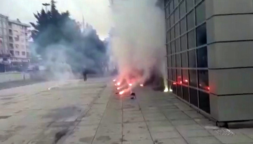 Taraftarlar belediye binasına saldırdı