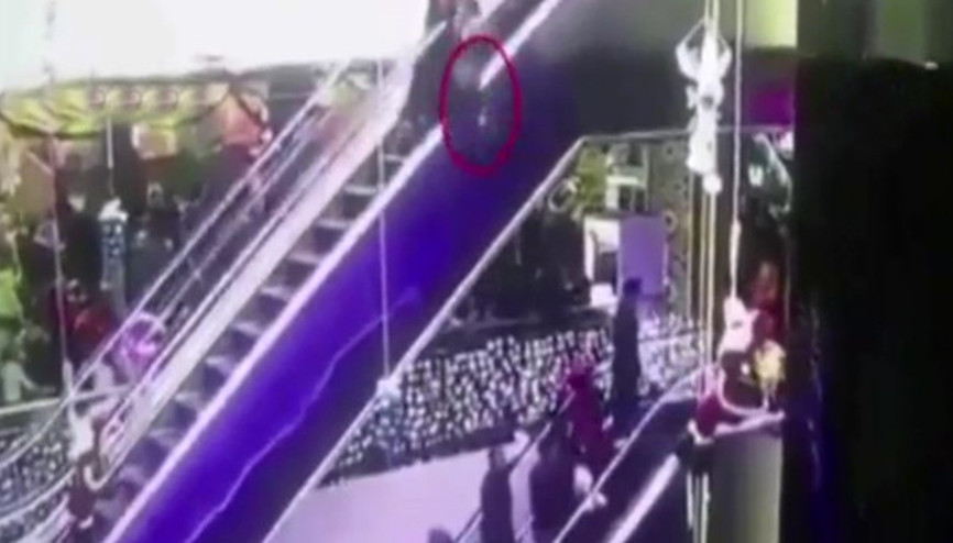 AVMnin yürüyen merdivenlerinde korkunç olay AVMnin yürüyen merdivenlerinde korkunç olay