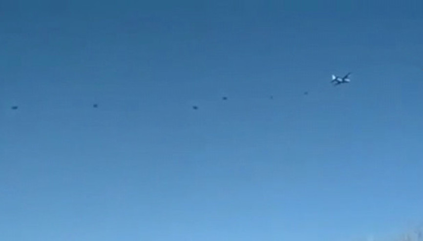 Yunan askerinden paraşütlü atlayışla gövde gösterisi