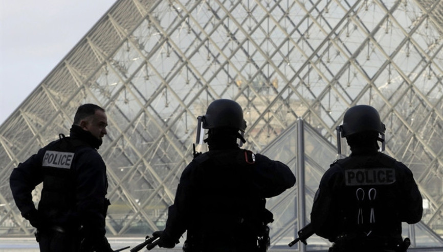 Louvre Müzesinde silah sesleri