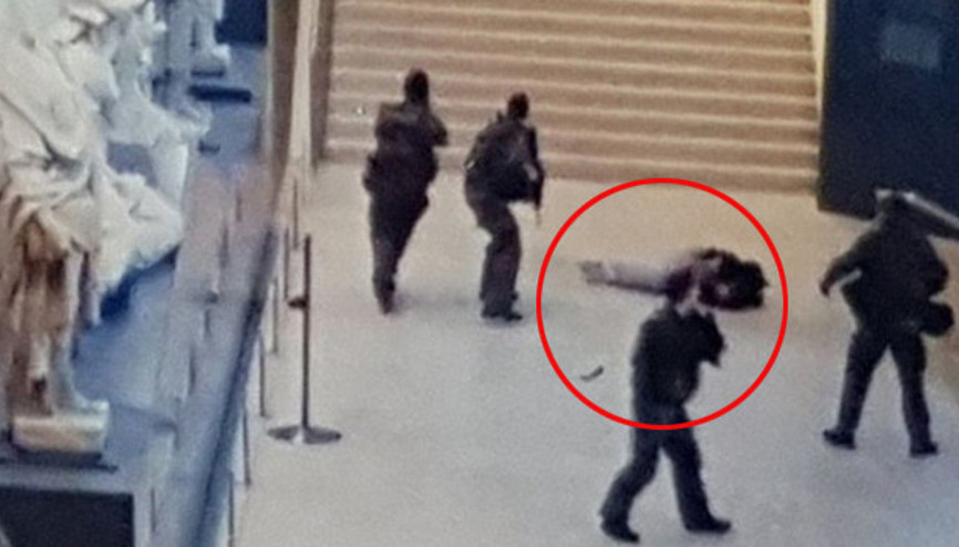 Paristeki Louvre Müzesine girmeye çalışan saldırgan vuruldu Paristeki Louvre Müzesine girmeye çalışan saldırgan vuruldu