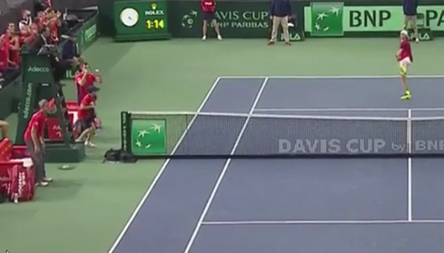 Hakemi yüzünden vurdu