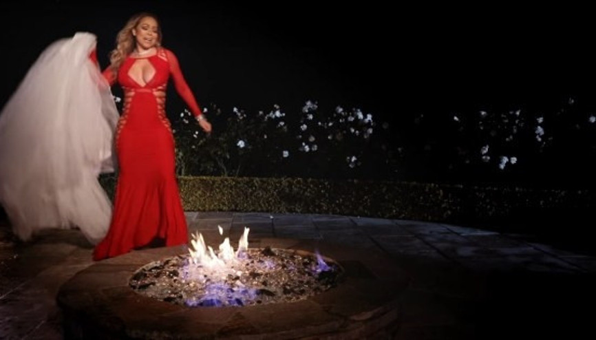 Ünlü şarkıcı Mariah Carey 900 bin TL’lik gelinliğini ateşe verip yaktı