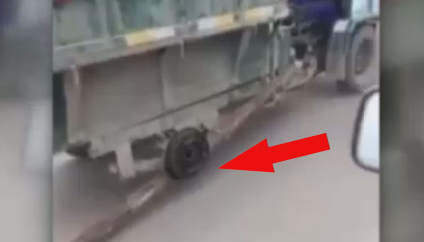 Kamyonetin bir tekerleği tahtadan