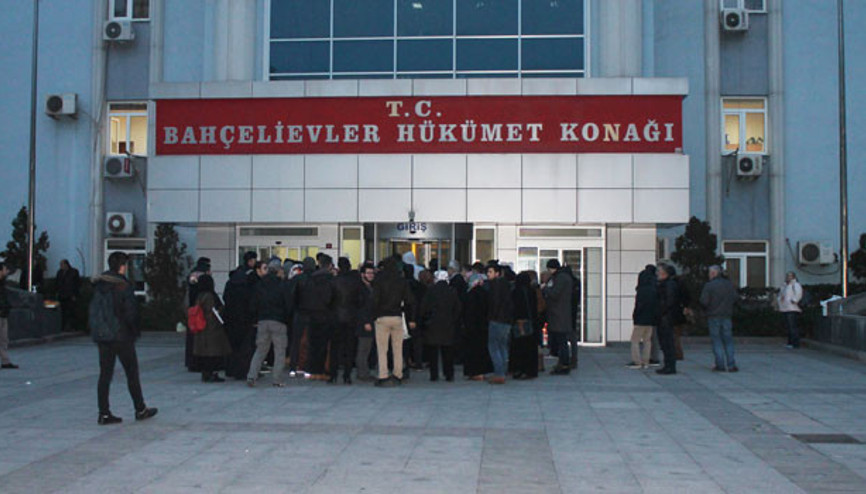 Yeni çipli kimlik kartı için geceden sıraya girdiler