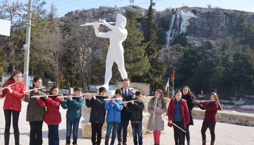 Apollon ile Marsyas’ın ‘kapıştığı’ Dinar’da, müzik yarışması sırası çocuklarda...