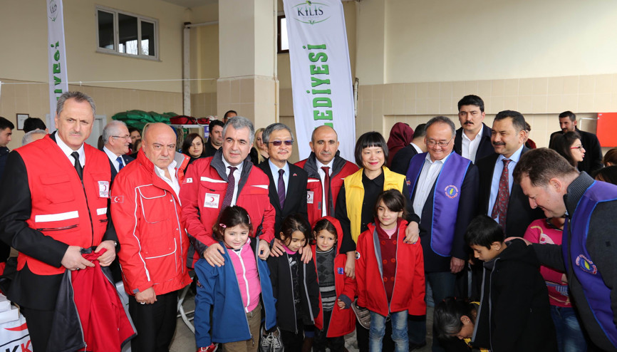 Hazır giyimcilerden Suriyeli çocuklara yardım