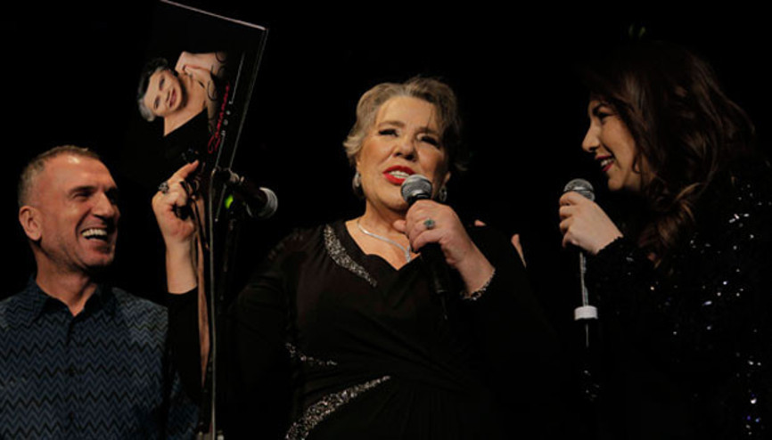 Işıl Yücesoy plağını başının üstünde taşıdı