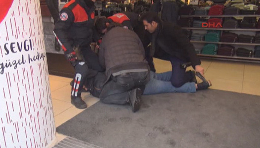 Pompalı tüfekle mağazayı bastı