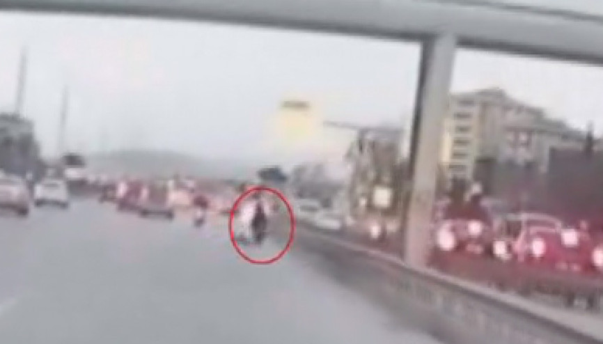 Üzerine pankart düşen motosikletli ölümden döndü