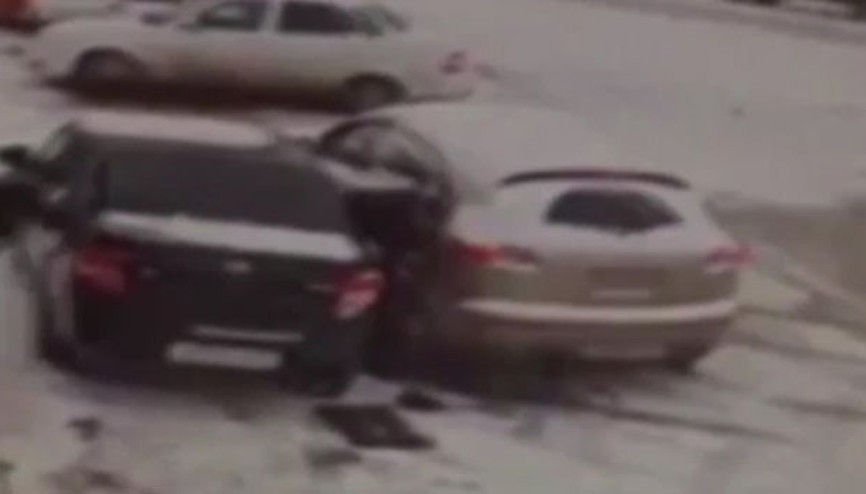 İki otomobilin arasında böyle sıkıştı