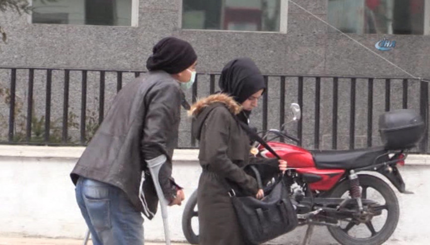 Dilenci gibi davranan zabıta 10 dakikada 80 lira topladı Dilenci gibi davranan zabıta 10 dakikada 80 lira topladı