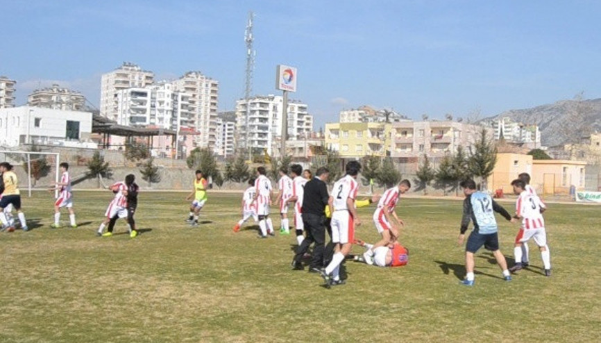 Maçta tekme tokat kavga 15 kırmızı kart