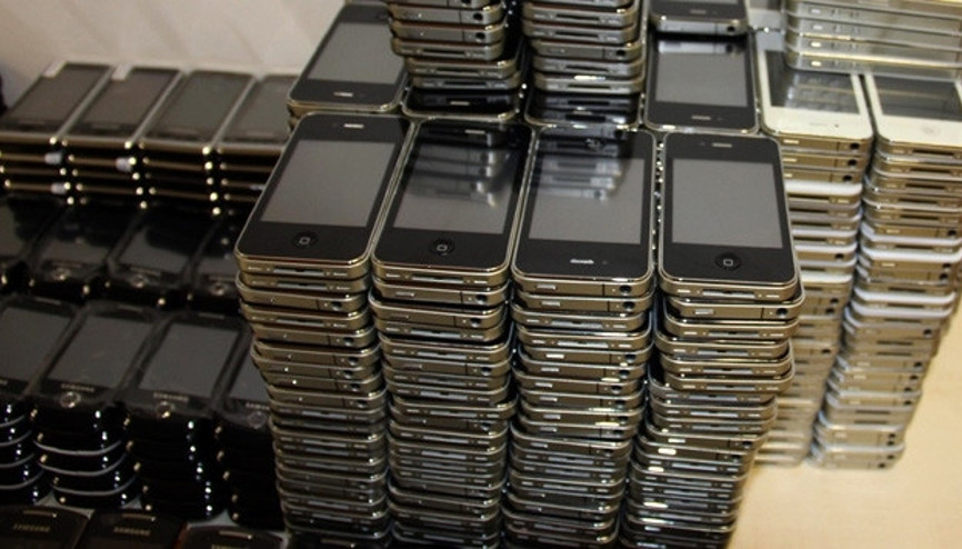 Kaçak cep telefonları gümrüğe takıldı