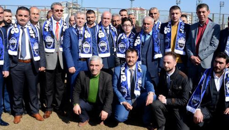 Antrenman sahasında kongre yaptı başkan oldu