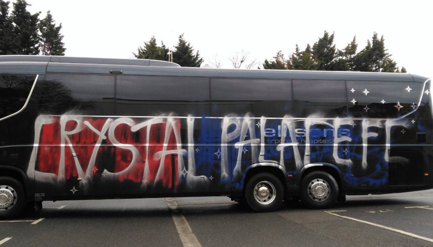 İngiliz taraftarlar yanlış otobüse zarar verdi