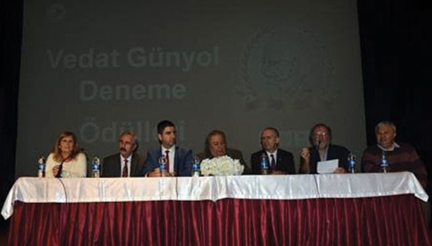 Öner Yağcı’ya Vedat Günyol Deneme Ödülü Öner Yağcı’ya Vedat Günyol Deneme Ödülü