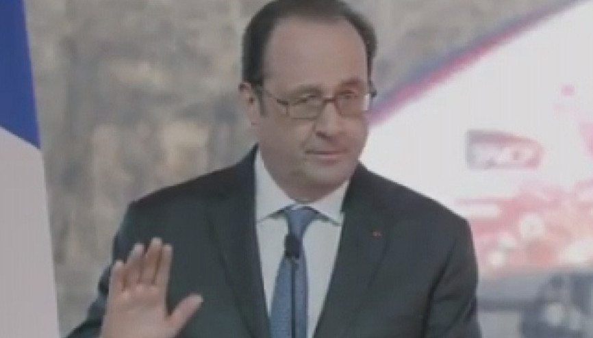 Hollande konuşurken keskin nişancının silahı ateş aldı