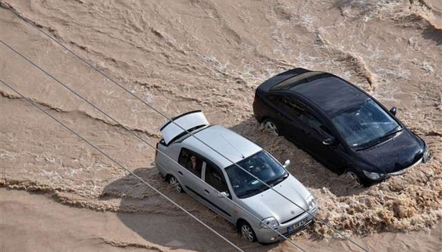 Son dakika... Mersinde sağanak yağış; ilk ve orta dereceli okullar tatil edildi